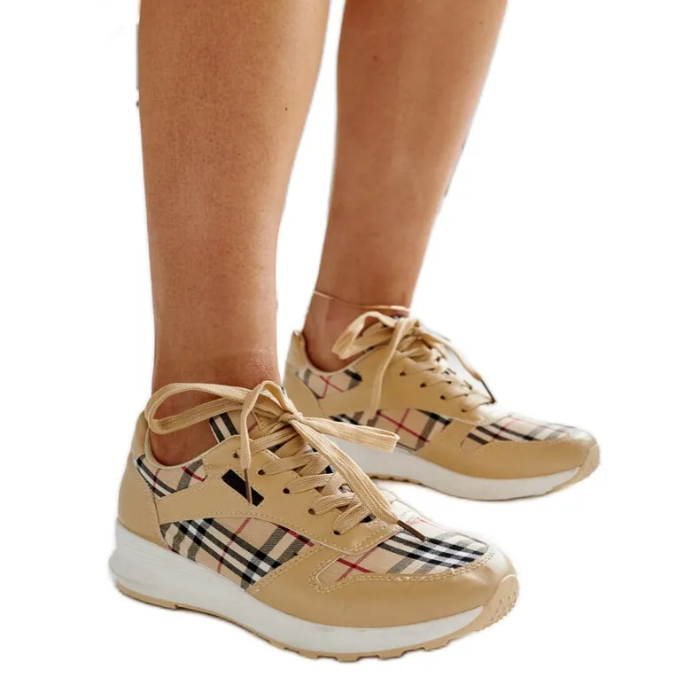 Chaussures en cuir beige avec boucle décorative
