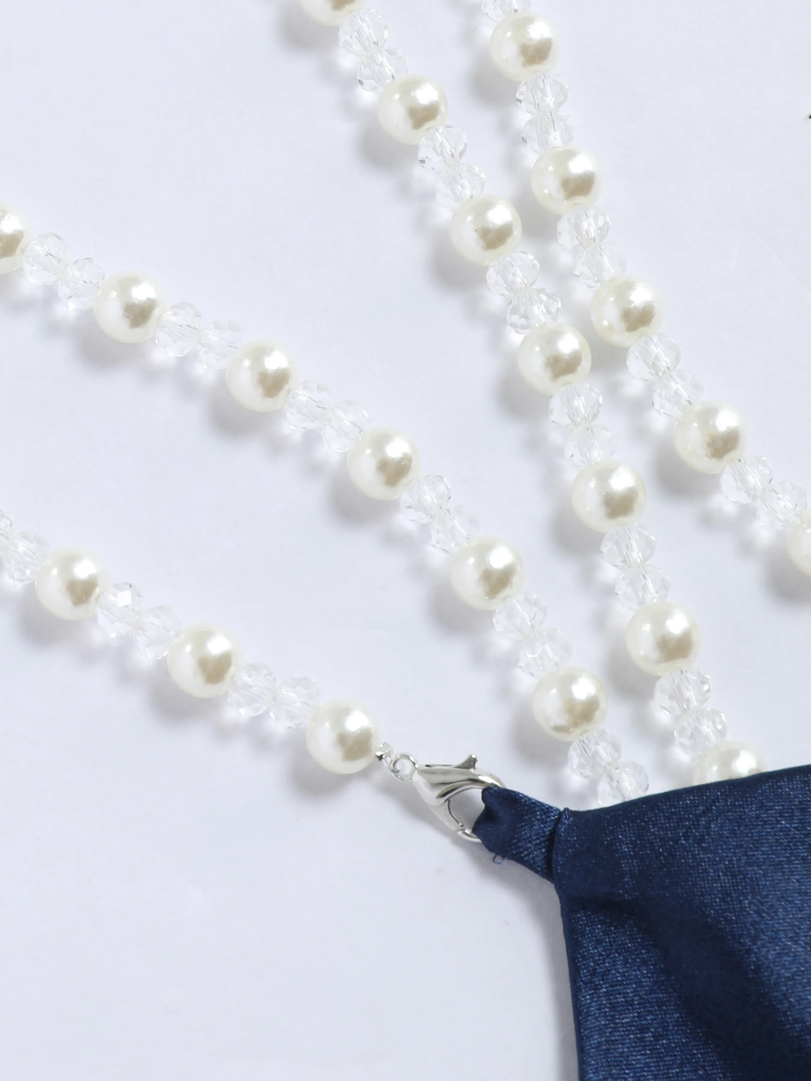  Combinaison unie en satin avec perles et col drapé