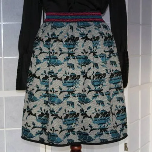Jupe plissée en laine dans les tons gris bleu et noir taille élastique