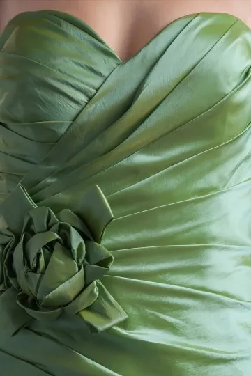 Mini robe de soirée verte bustier cœur plissé orné de fleurs à la main
