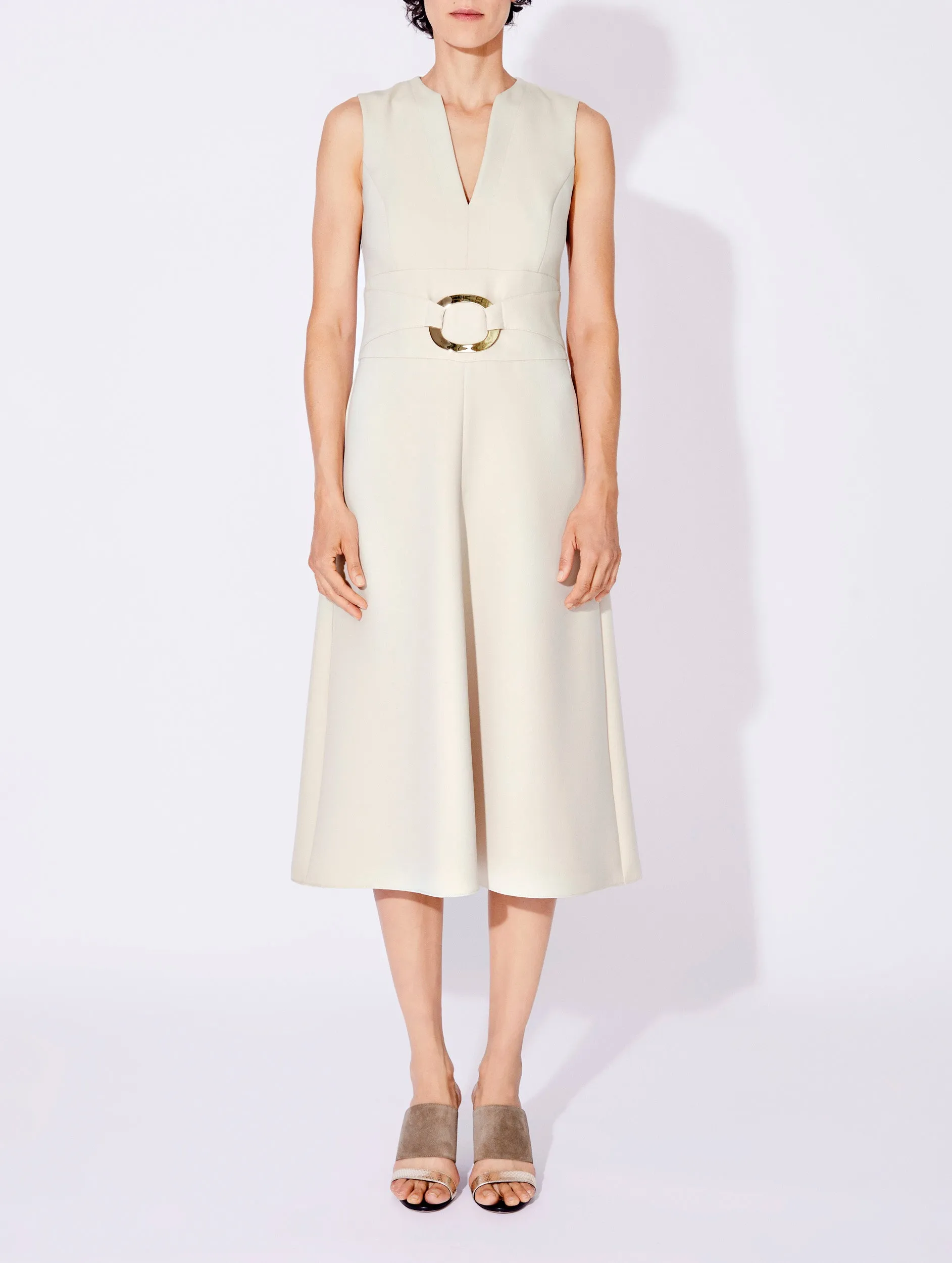 Robe trapèze en crêpe sable à boucle bijou